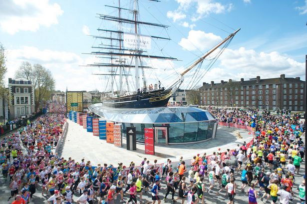 Runners+in+London+Marathon+round+Cutty+Sark+in+Greenwich%0A